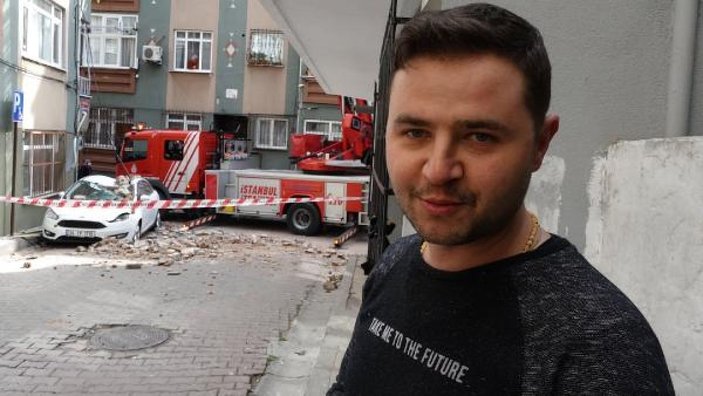 Beyoğlu'nda binanın çatı duvarı çöktü faciadan dönüldü  -7
