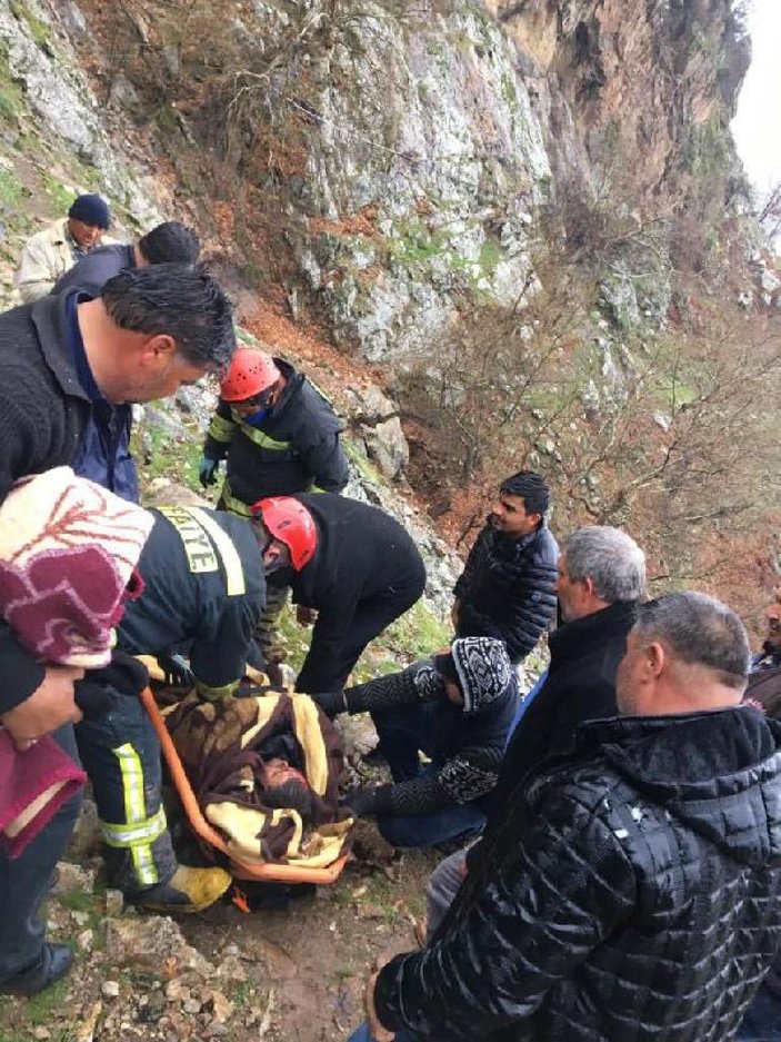 Manisa'da 100 metrelik uçuruma yuvarlanan çoban kurtarıldı