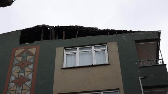 Beyoğlu'nda binanın çatı duvarı çöktü faciadan dönüldü  -5