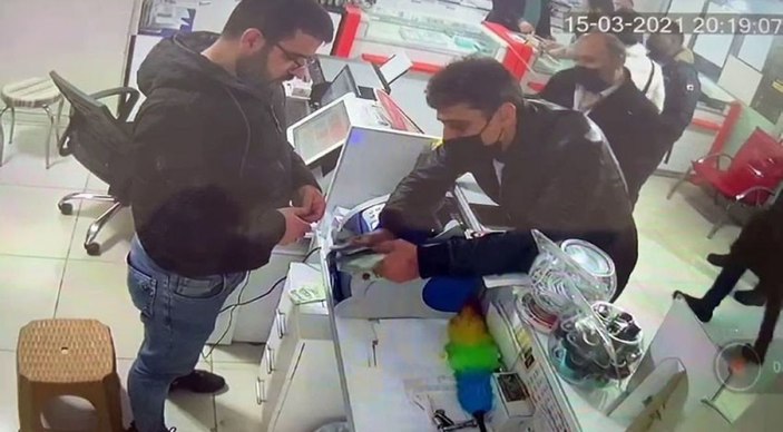 Esenyurt'ta dolandırıcılar, görevlinin dikkati sayesinde yakalandı