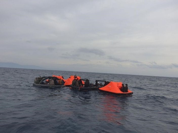 Ege Denizi'nde mahsur kalan göçmenler, Türk Sahil Güvenliğini alkışlarla karşıladı