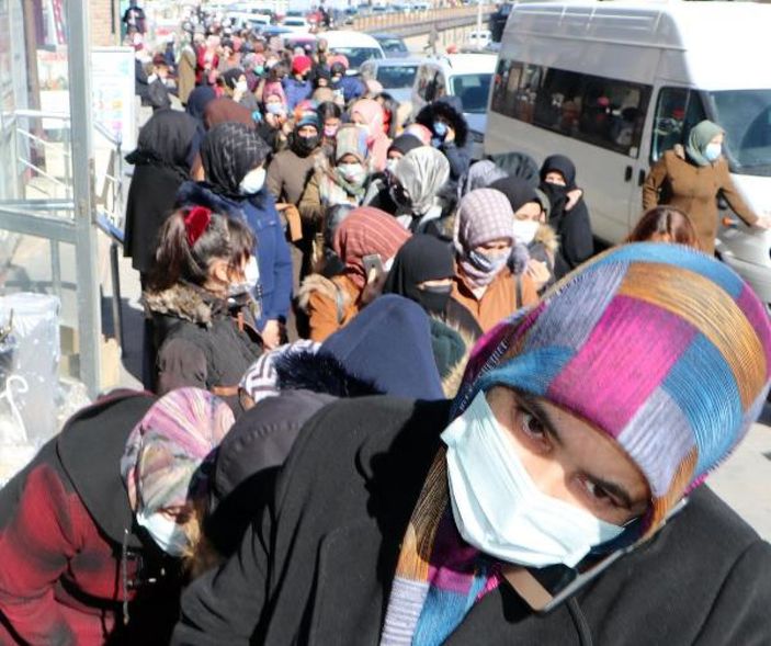 Erzurum'da indirim kuyruğu