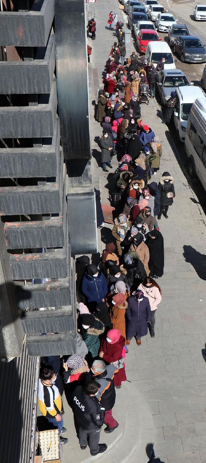 Erzurum'da indirim kuyruğu