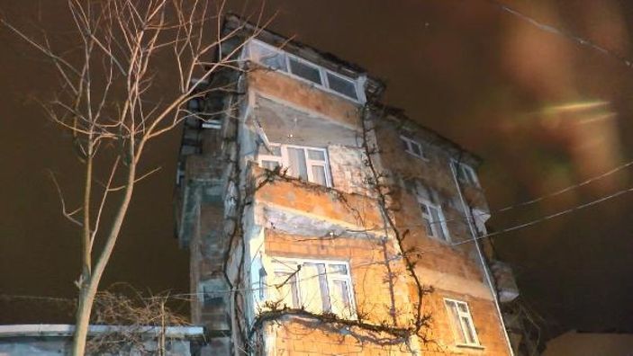 Sancaktepe'de 4. kattan düşen genç ağır yaralandı