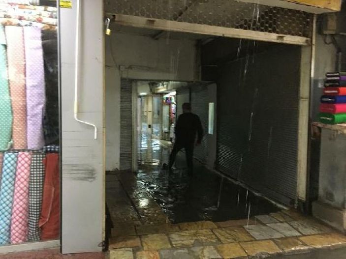 Sağanak sebebiyle Kemeraltı'nda su baskınları yaşandı -7