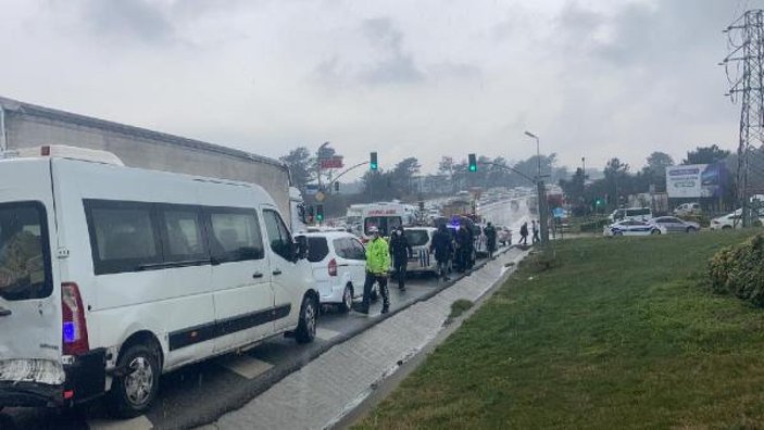Arnavutköy'de otomobil çevik kuvvet polislerini taşıyan minibüse çarptı -3