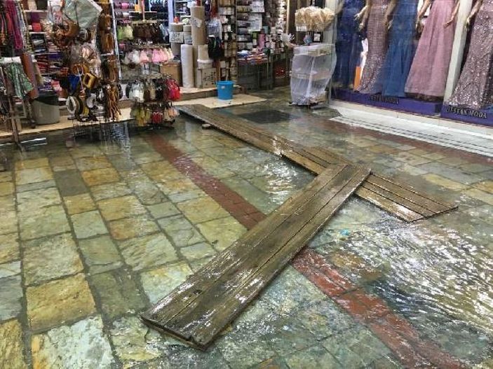 Sağanak sebebiyle Kemeraltı'nda su baskınları yaşandı -5