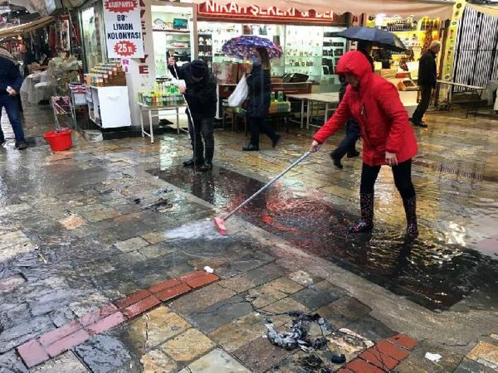 Sağanak sebebiyle Kemeraltı'nda su baskınları yaşandı -1