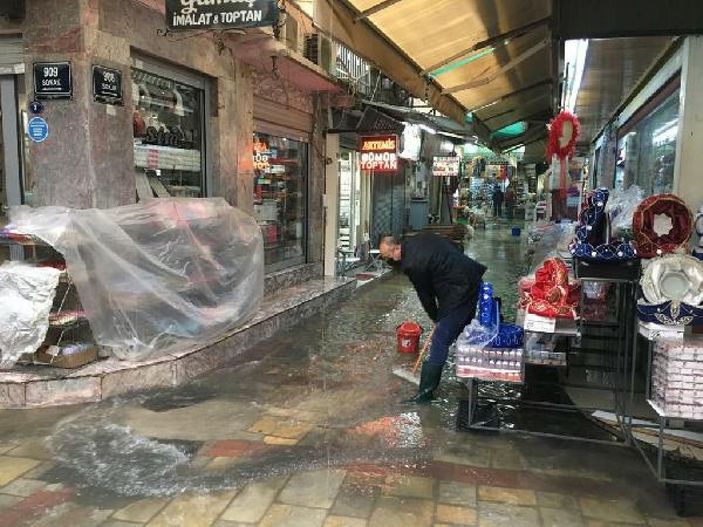 Sağanak sebebiyle Kemeraltı'nda su baskınları yaşandı -2