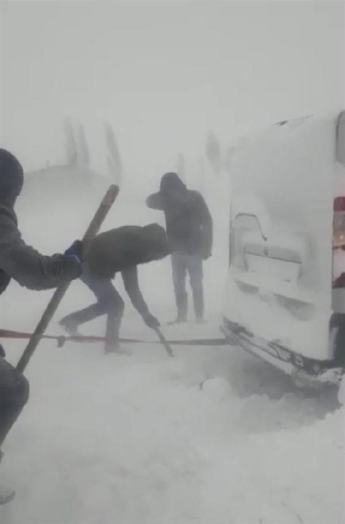 Öğrencilere ders vermek için yola çıkan öğretmenler tipide mahsur kaldı, köylüler kurtardı -3