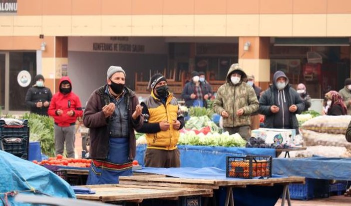 Keşan'da 2 haftadır kapalı olan halk pazarı dualarla yeniden açıldı -2