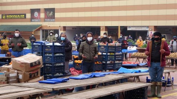 Keşan'da 2 haftadır kapalı olan halk pazarı dualarla yeniden açıldı -6