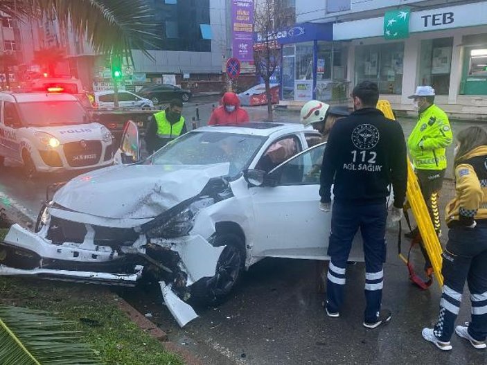 Maltepe'de kaza yapan sürücü otomobilde sıkıştı -1