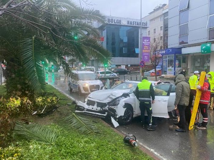 Maltepe'de kaza yapan sürücü otomobilde sıkıştı -2