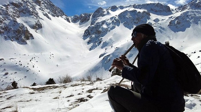 Erzincan'da karlı arazide kurda kaval dinlettiler
