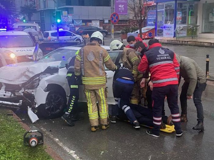 Maltepe'de kaza yapan sürücü otomobilde sıkıştı -4