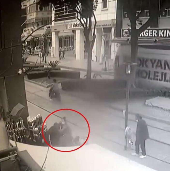 Antalya'da yanında yürüyen kişiye saldırdı