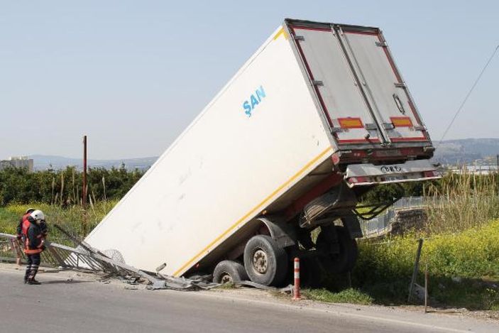 Mersin'de şoförün uyuduğu tır köprüden düştü