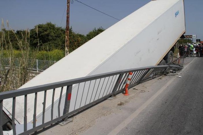 Mersin'de şoförün uyuduğu tır köprüden düştü