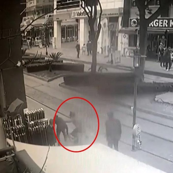 Antalya'da yanında yürüyen kişiye saldırdı