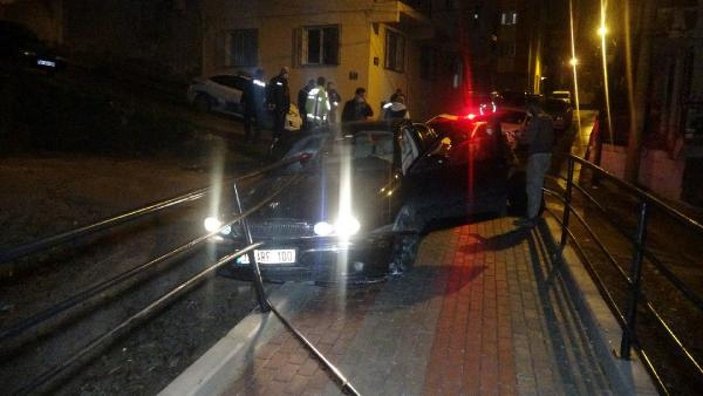 İzmir'de dur ihtarına uymayan sürücünün aracı demirlere saplandı