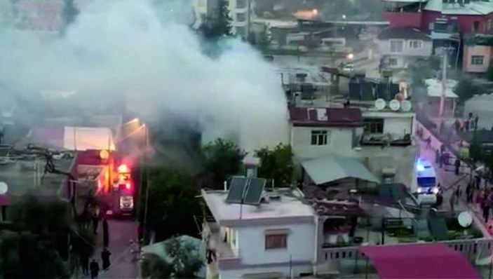 Marangozhanede çıkan yangın eve sıçradı; 3 kişi kurtarıldı -2