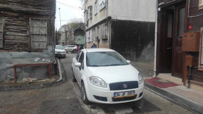 Fatih'te sokak ortasında terk edilen otomobil sürücülere zor anlar yaşattı -2