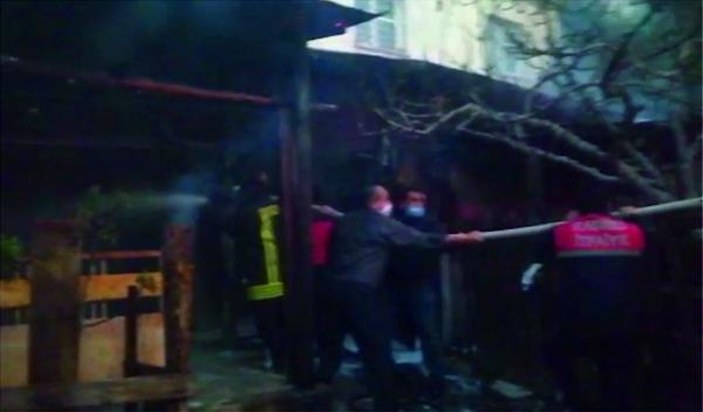 Marangozhanede çıkan yangın eve sıçradı; 3 kişi kurtarıldı -1