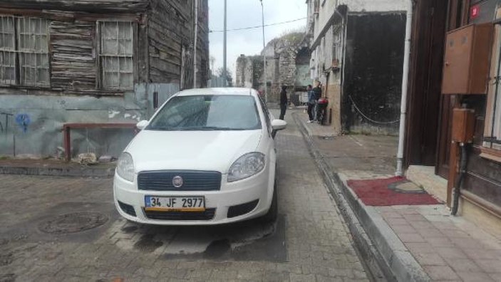 Fatih'te sokak ortasında terk edilen otomobil sürücülere zor anlar yaşattı -3