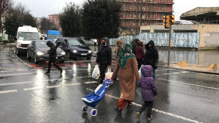 Beyoğlu'nda otomobil kadına çarptı: 5 saniye tepkisi -8