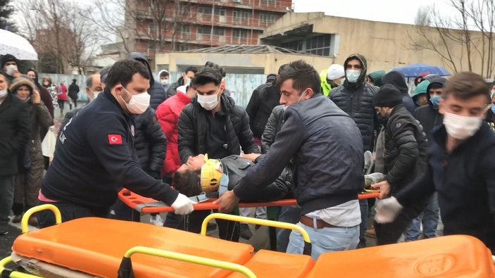 Beyoğlu'nda otomobil kadına çarptı: 5 saniye tepkisi -1