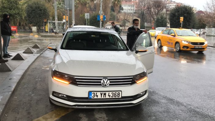Beyoğlu'nda otomobil kadına çarptı: 5 saniye tepkisi -9