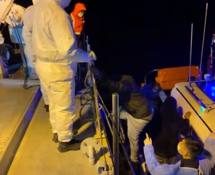 Pınar Adası'na sığınan 36 kaçak göçmen kurtarıldı -1