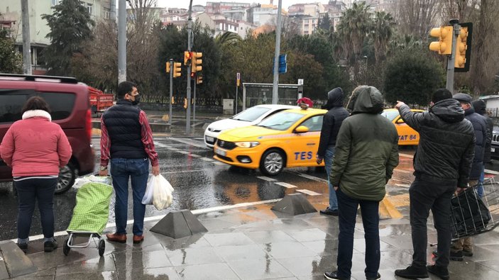 Beyoğlu'nda otomobil kadına çarptı: 5 saniye tepkisi -4