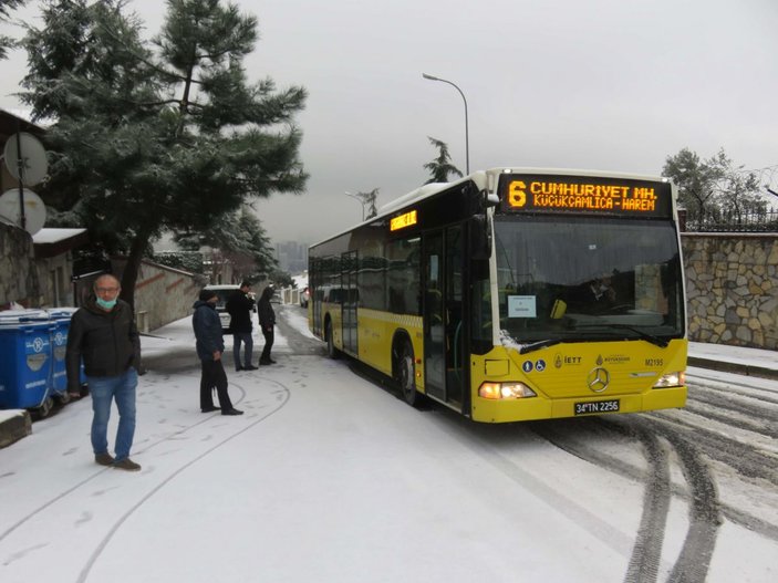 Üsküdar'da otobüse vatandaşlardan paspas desteği 