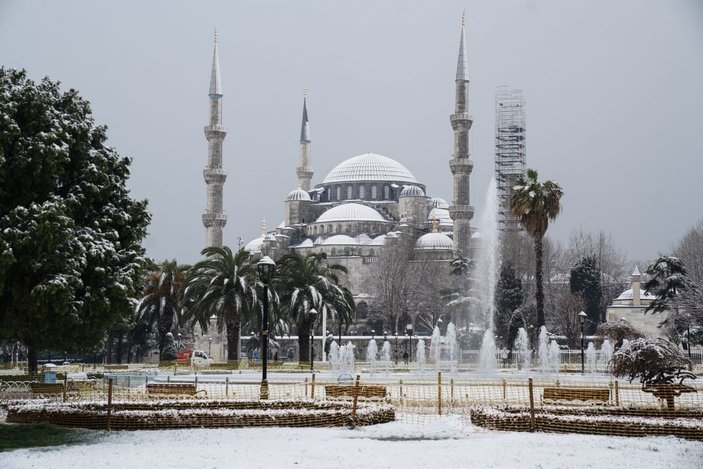 Kar yağışı Sultanahmet Meydanı'nda kartpostallık görüntüler oluşturdu  -4