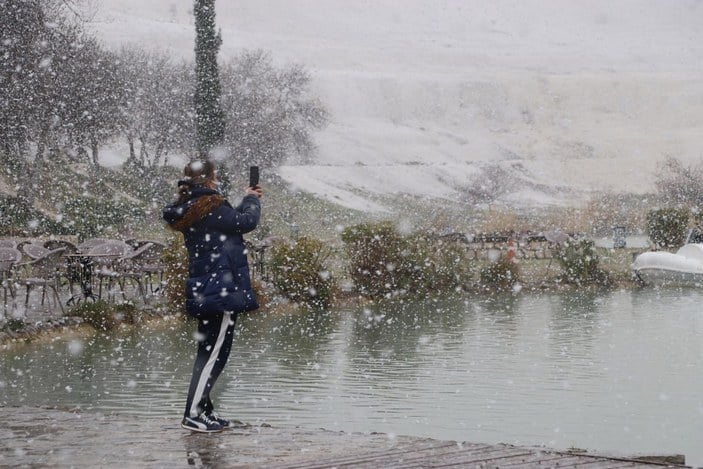 Pamukkale'de kar yağdı, turistler sıcak su havuzunda yüzdü -4