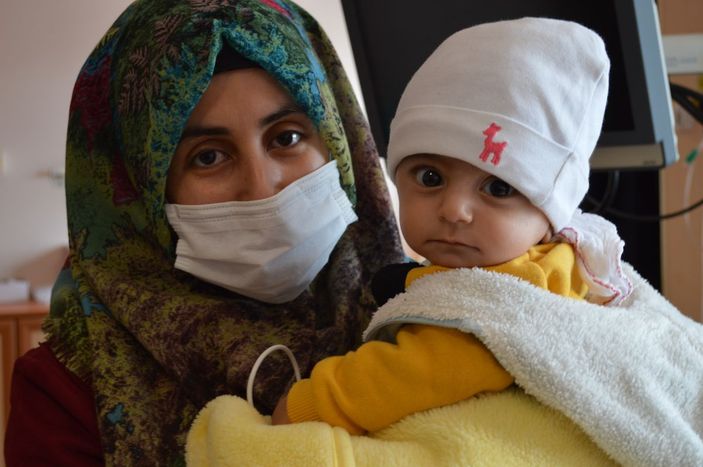 Efraim bebeğin yuttuğu iğne, 15 dakikalık operasyonla yemek borusundan alındı -6