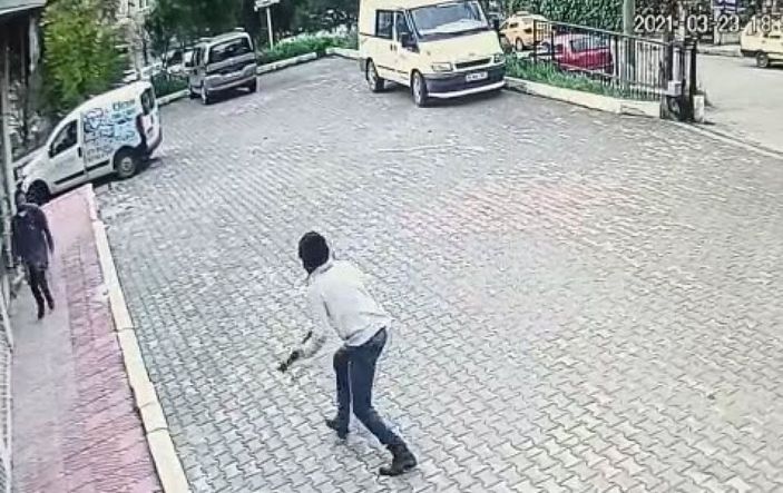 İzmir'de sokak ortasında iki grup arasında çıkan silahlı kavga kamerada -3