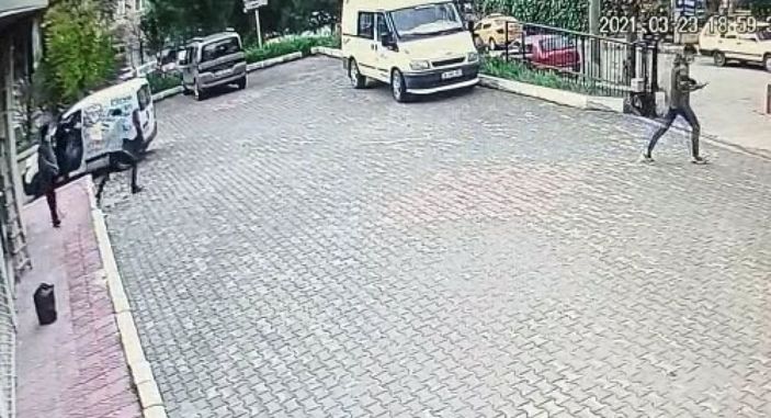 İzmir'de sokak ortasında iki grup arasında çıkan silahlı kavga kamerada -2