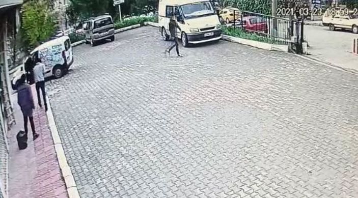 İzmir'de sokak ortasında iki grup arasında çıkan silahlı kavga kamerada -4