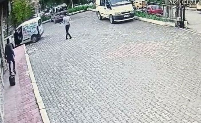 İzmir'de sokak ortasında iki grup arasında çıkan silahlı kavga kamerada -1