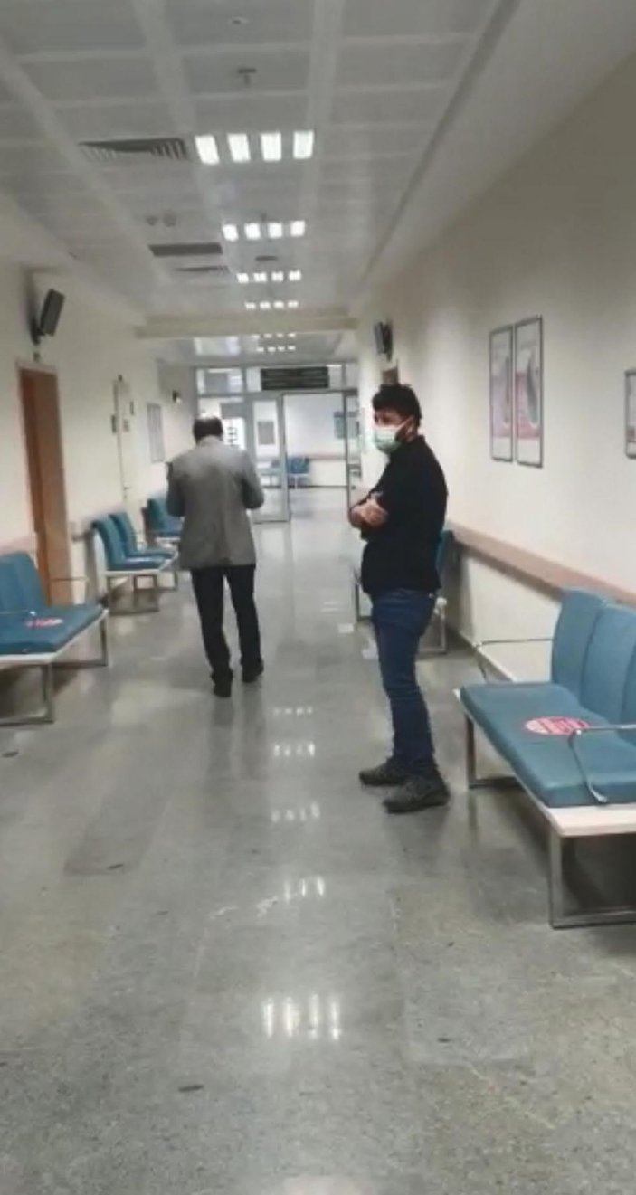 Doktor, odasından zorla çıkarıldığını öne sürdüğü videoyu sosyal medyada paylaştı -4