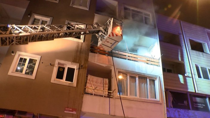 Üsküdar'da ev yangını: 1 kişi ağır yaralandı