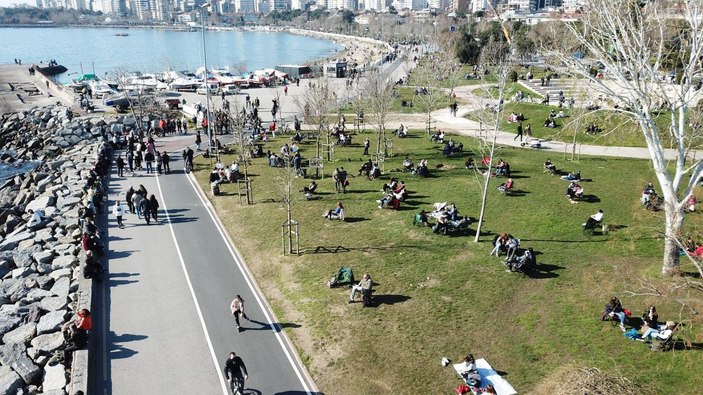 (Havadan fotoğrafla) Caddebostan Sahili'nde dikkat çeken kalabalık -1