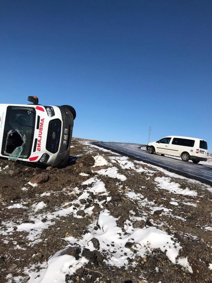 Kars’ta ambulans takla attı: 3 yaralı -2