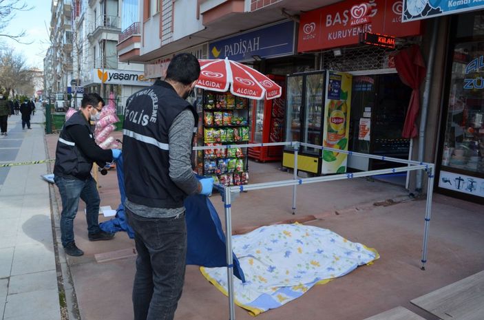 80 yaşındaki koca balkondan düşüp öldü, marketten dönen eşi bayıldı -1
