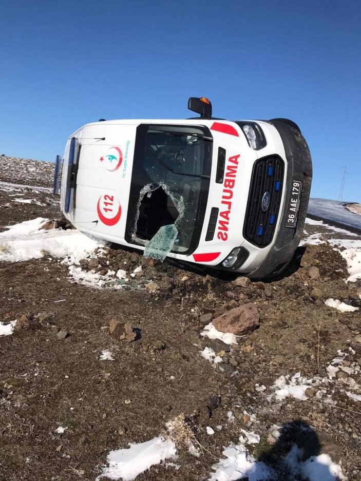 Kars’ta ambulans takla attı: 3 yaralı -1