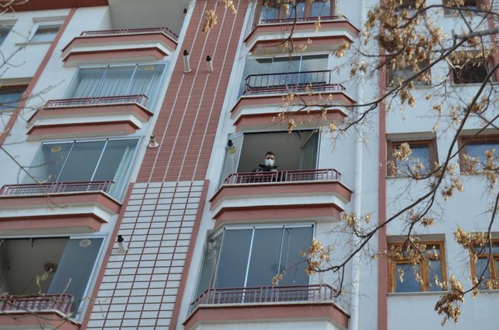 80 yaşındaki koca balkondan düşüp öldü, marketten dönen eşi bayıldı -7