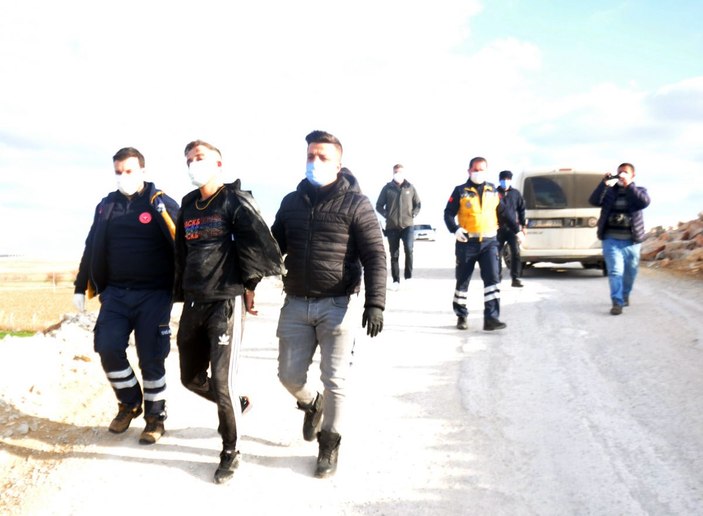 Yaralama şüphelisi 5 kişi, polis aracına çarpınca yakalandı -8